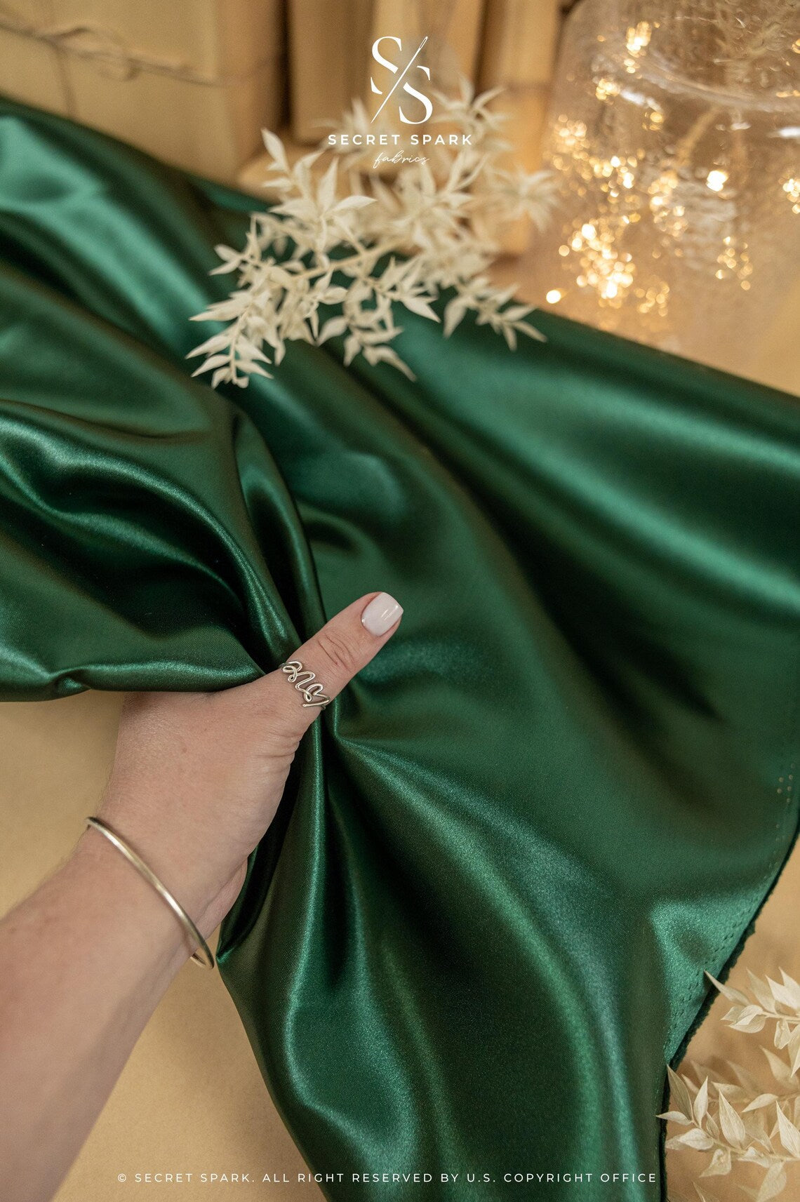 Amore - Emerald Green Sturdy Satin Fabric, Non-Stretch Shiny Material for  Evening Gowns, Men's Vests, Bridal Clutches